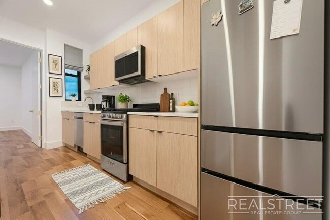 Foto del edificio - Modern Renovated 2BR with Skylight & Private Balcony in Prime Crown Heights