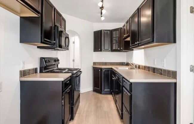 Building Photo - Charming 2 Bedroom Home with Fenced Backyard in Central Kennewick!