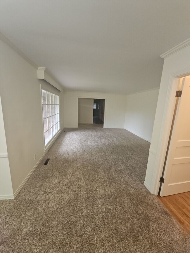 Foto del edificio - 1030 N Maple Ave
