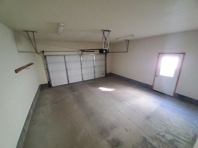 Building Photo - Spacious 3-bed 2-bath home with attached g...