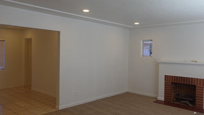 Building Photo - 652 S 9th Ave