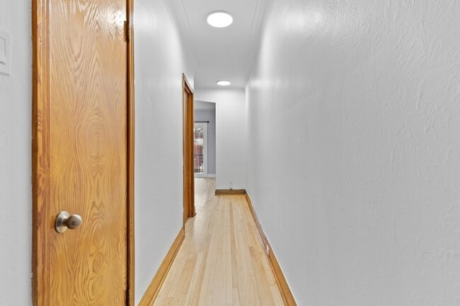 Building Photo - 1680 Bd Desmarchais