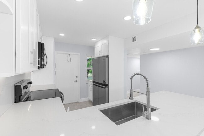 Building Photo - 2901 S Palm Aire Dr