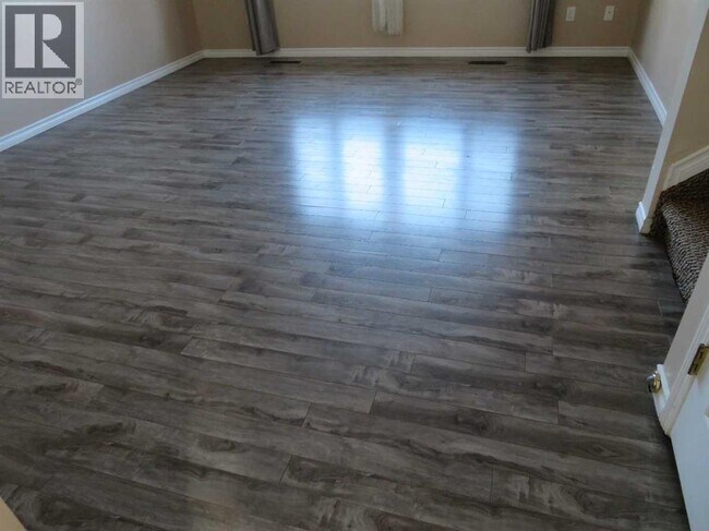 Photo du bâtiment - 5524-5549 49 Ave