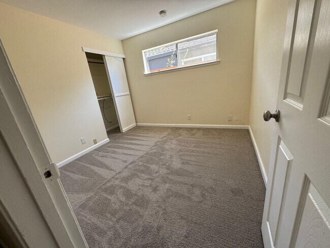 Foto del edificio - Remodeled 5 bedroom with new landscaping a...