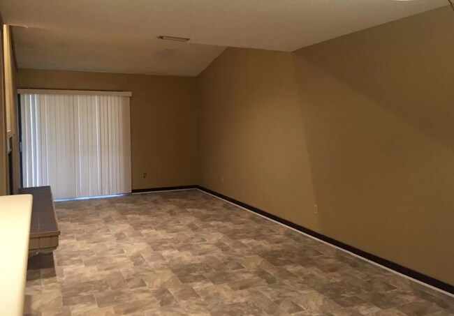 Foto del edificio - 3136 Tyndall Dr