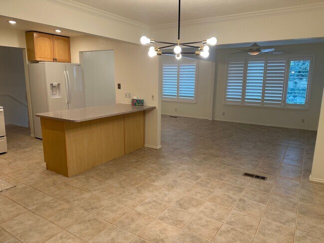 Foto del edificio - Spacious Millcreek Townhome with Two Living Areas, Private Deck & Community Amenities