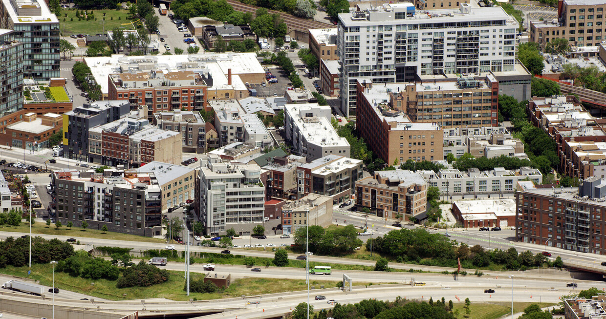 Aerial Photo - 669 N Milwaukee Ave