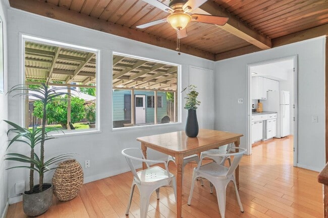 Building Photo - Charming Mid-Century Home with Detached St...