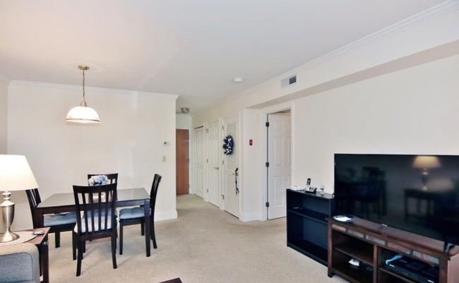 Building Photo - 351 Pemberwick Rd