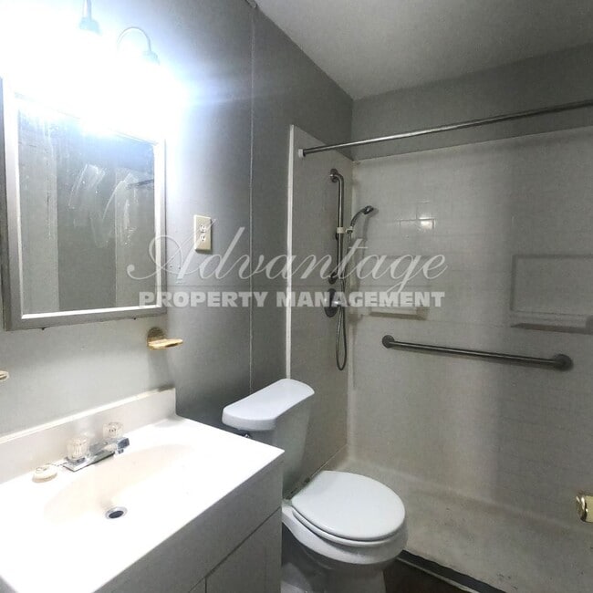 Building Photo - Newly Renovated 3 Bedroom / 1 Bathroom  Ho...