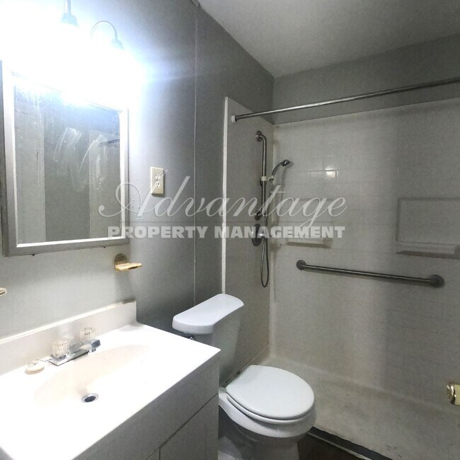 Foto del edificio - Newly Renovated 3 Bedroom / 1 Bathroom  Ho...