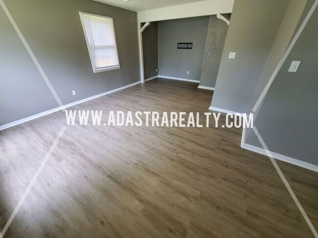 Building Photo - 4 Bedroom Ranch Home in Grandview-Availabl...