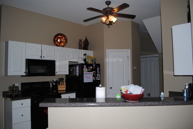 Three Bed / Three Bath with Fenced Yard an... - Three Bed / Three Bath with Fenced Yard an... House