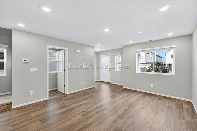 Foto del edificio - Recently Built Woodburn Townhome Featuring A/C