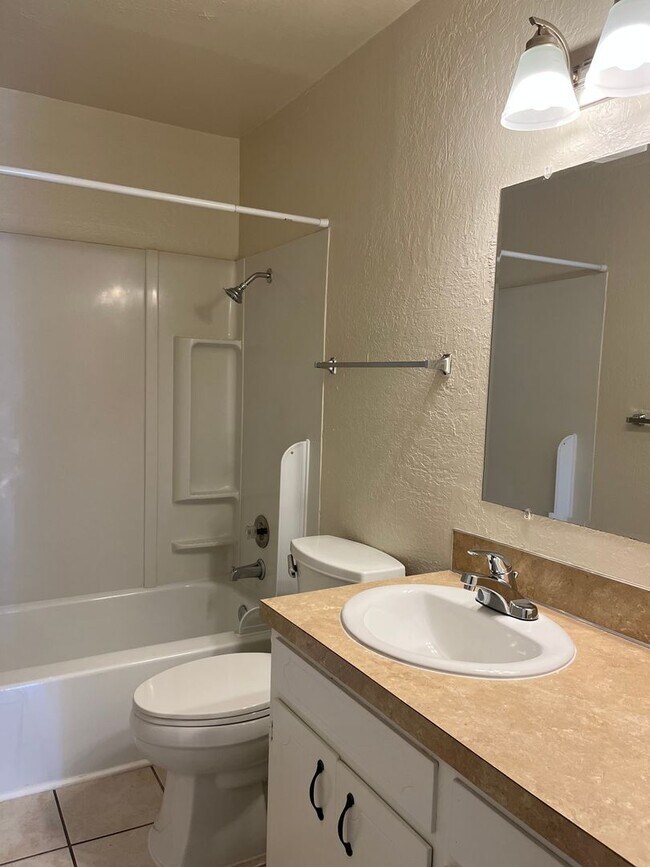Building Photo - 1 Bed • 1 Bath Downstairs Unit