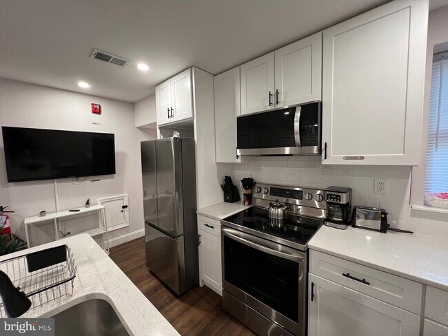 Foto del edificio - 1985 N 63rd St