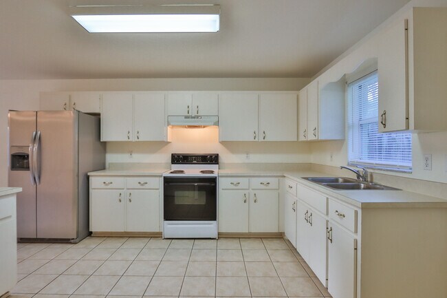 Building Photo - 3405 India Palm Dr