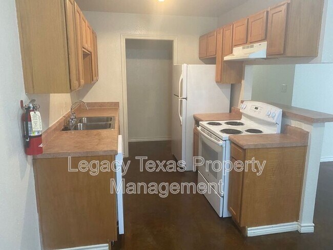Foto del edificio - 1322 Country Club Rd