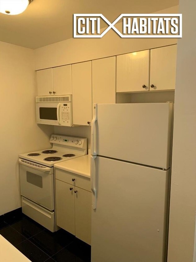 Building Photo - Manhattan Promenade