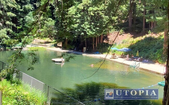 Foto del edificio - Gorgeous 4-bedroom, 2-bathroom Forest Lake Home with Deck, Office & Scenic Redwood Views
