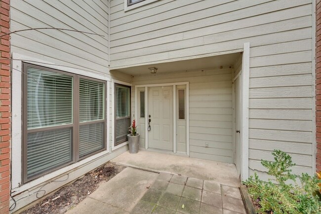 Building Photo - 8404 Forest Ln