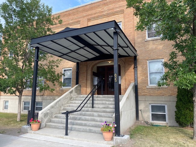 Building Photo - 625 Main St
