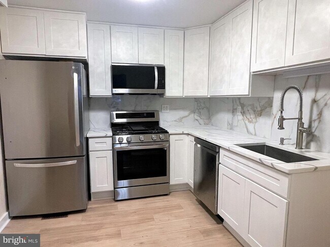 Foto del edificio - 3 E 10th Ave