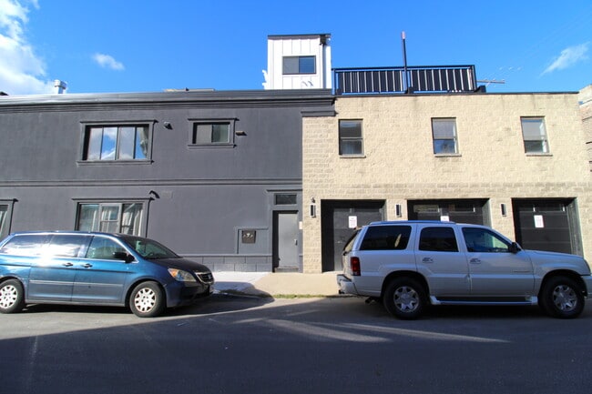 Building Photo - 933 N Ashland Ave