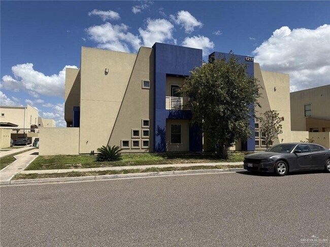 Building Photo - 1217 E Camellia Ave