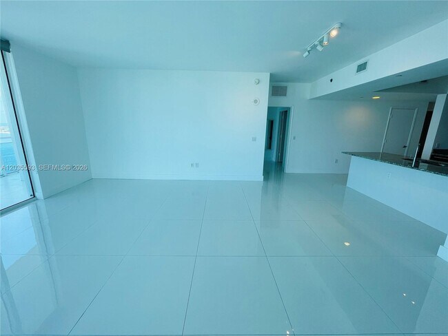 Building Photo - 950 Brickell Bay Dr