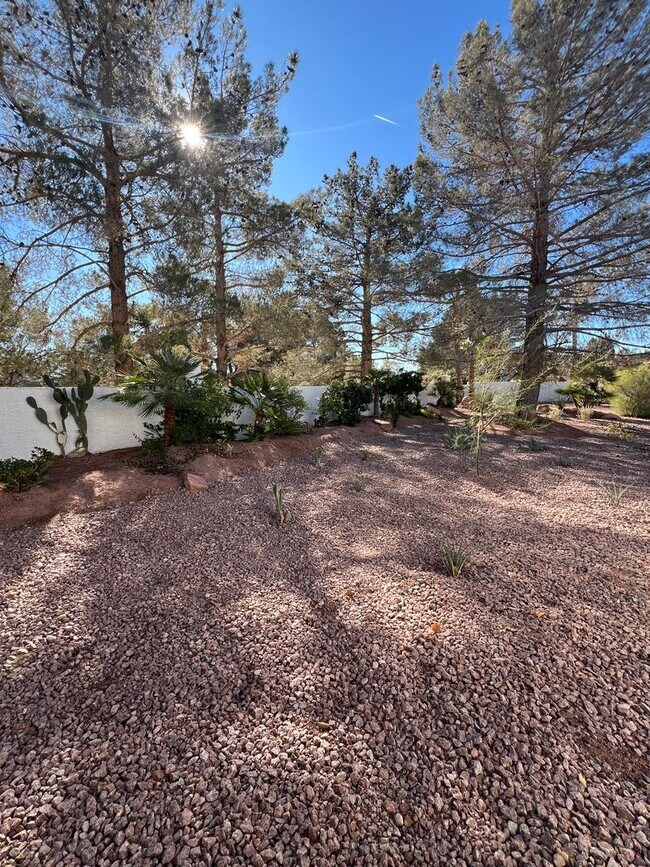 Building Photo - Spacious & Bright 3bed 2.5bath 2car garage...