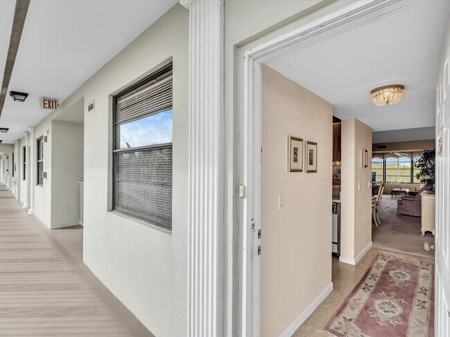 Foto del edificio - 6049 Balboa Cir