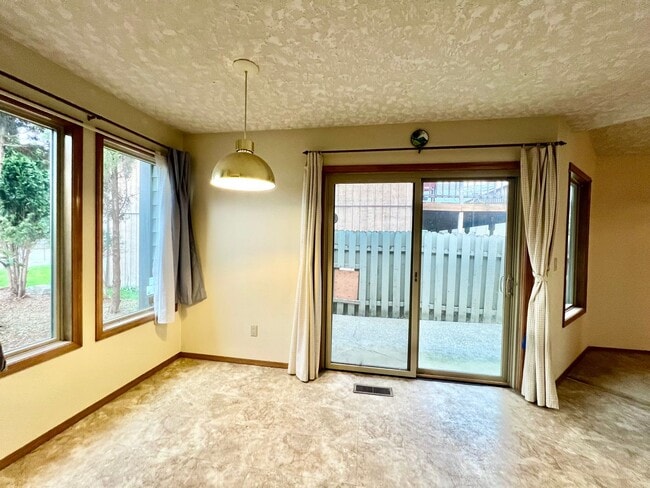 Building Photo - Spacious 3 BD/2BA Home Near Mt.Tabor w/2 C...