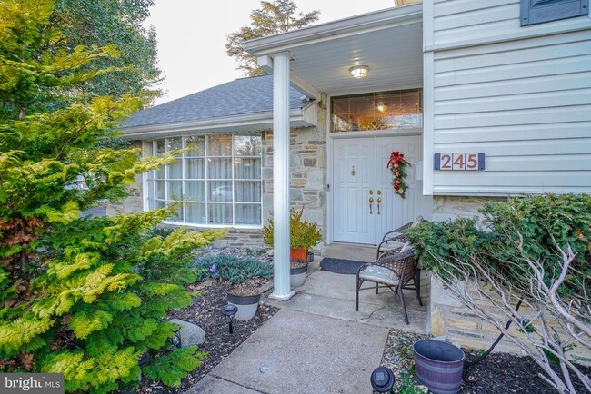 Building Photo - 245 Barclay Cir