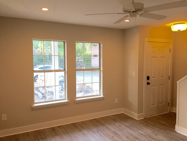 Foto del edificio - 2 Bedroom 1.5 Bath Townhouse - Downtown Charleston