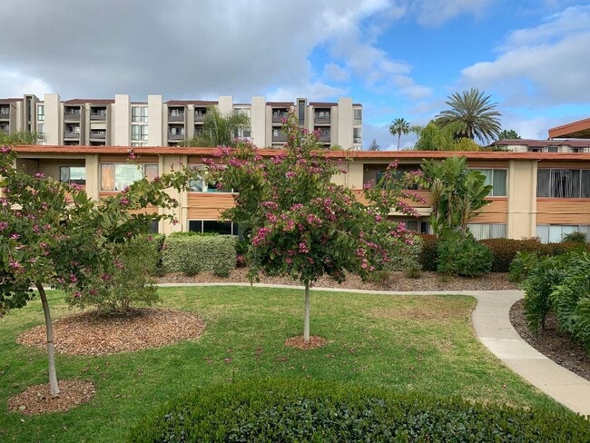 Building Photo - 6860 Hyde Park Dr