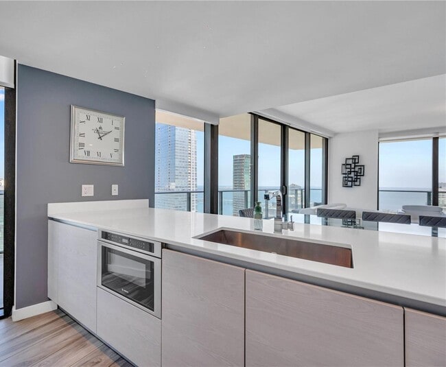 Foto del edificio - 1300 S Miami Ave