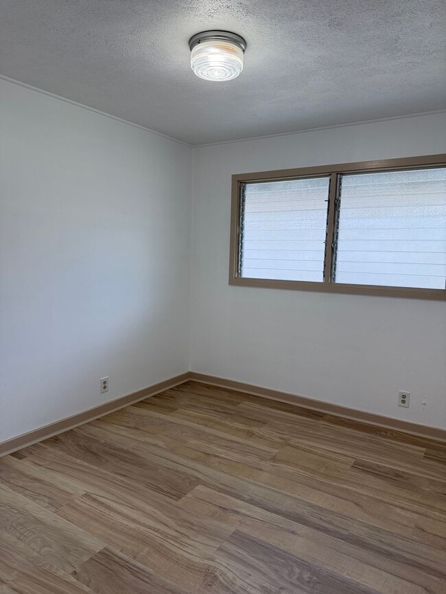 Building Photo - Partially Renovated 4BR/1.5BA Home in Hilo!