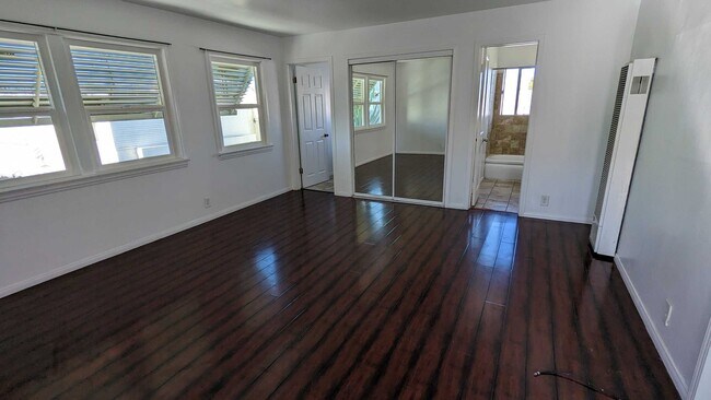 Building Photo - 947 W 55th St