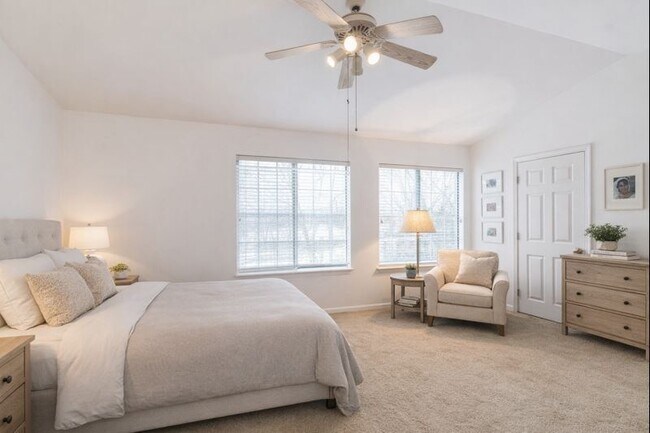 Building Photo - 842 W St Johns Pl