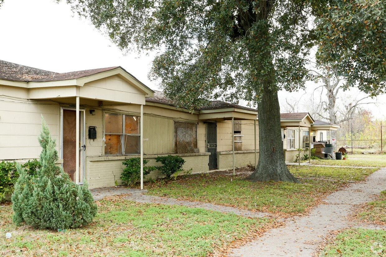 Primary Photo - 3121 Brewster St