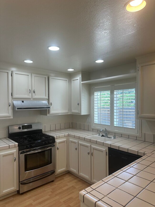 Building Photo - 4 Bdrm 2.5 Bath