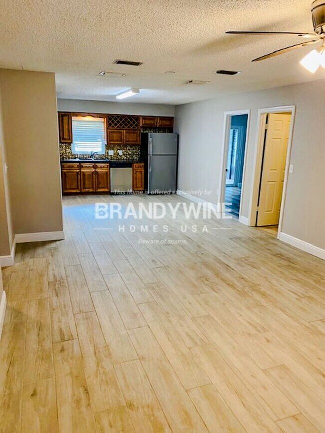Building Photo - ***Move in Special*** NEWLY RENOVATED!