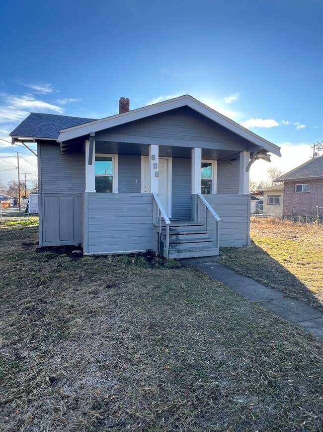 Building Photo - 608 W Peach St