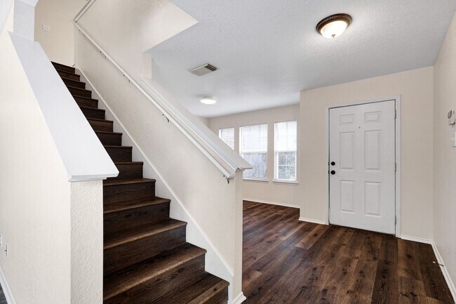 Foto del edificio - ***APPLICATION CURRENTLY UNDER REVIEW***Spacious Brick-Front Home with Loft and Expansive Patio