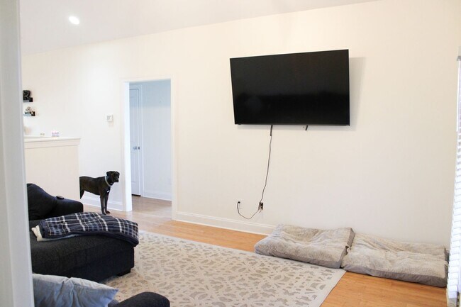 Foto del edificio - Charming 3BD, 2BA home with spacious yard and screened in porch