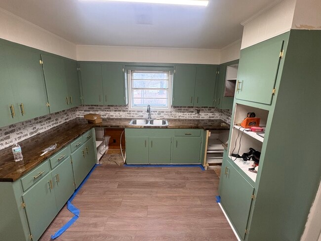 Building Photo - 216 E Clayton St