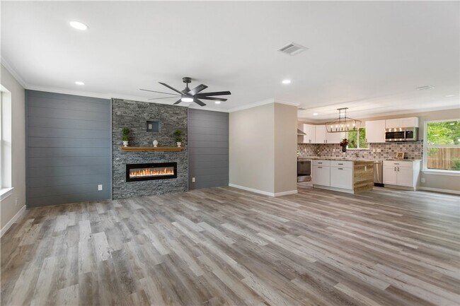 Building Photo - 904 Westview Cir