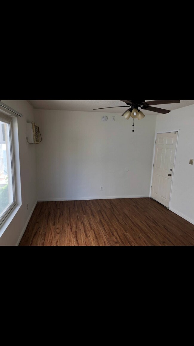 Foto del edificio - 2150 N Beachwood Dr
